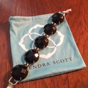 Cassie gold bracelet in Black.